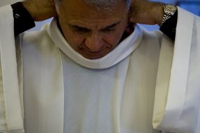 ksiądz fot. Airman Magazine